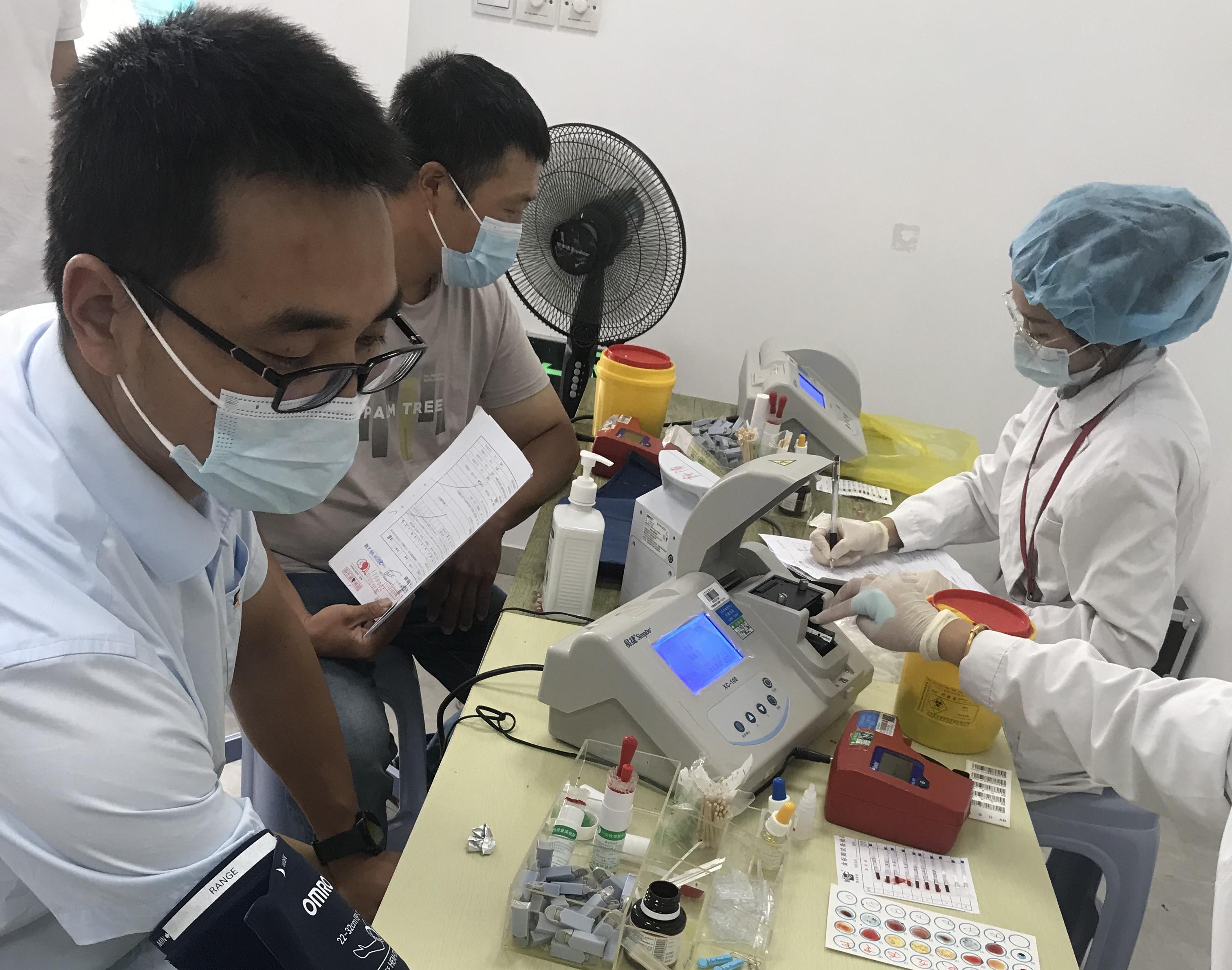 擼起袖子積極獻血，用愛心傳遞溫暖
