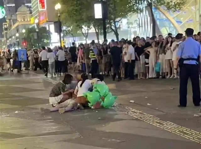 武漢江漢路璇宮飯店外立面石塊脫落，砸傷一男子，外墻脫落隱患無處不在！