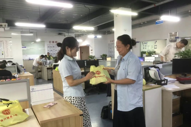 楊行鎮(zhèn)總工會(huì)到華謹(jǐn)集團(tuán)送清涼，帶來“娘家人”關(guān)懷