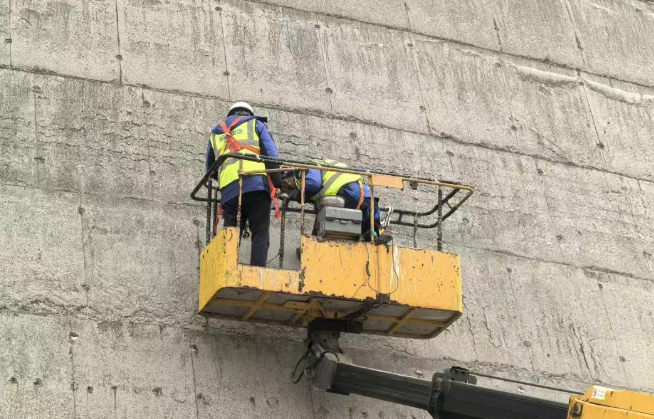 工程師對煙囪進(jìn)行檢測